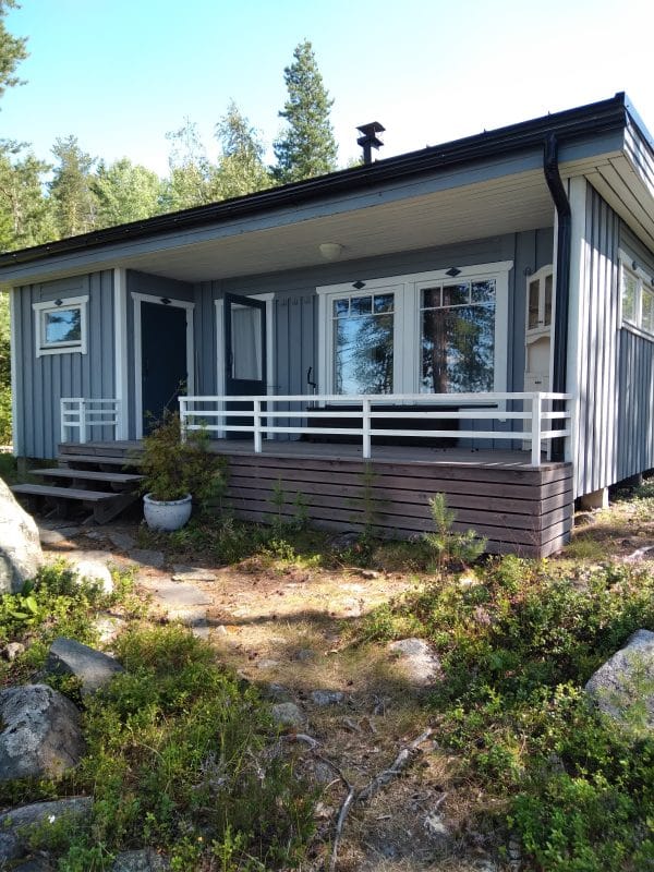 Kesämökin purku ja jätteen poiskuljetus jäätä pitkin – Liperi